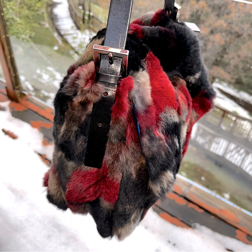 Fendi: RARE Mink Fur Multicolor Dyed Beaver Sheared Mamma Baguette Shoulder Bag - Picture 4 of 17